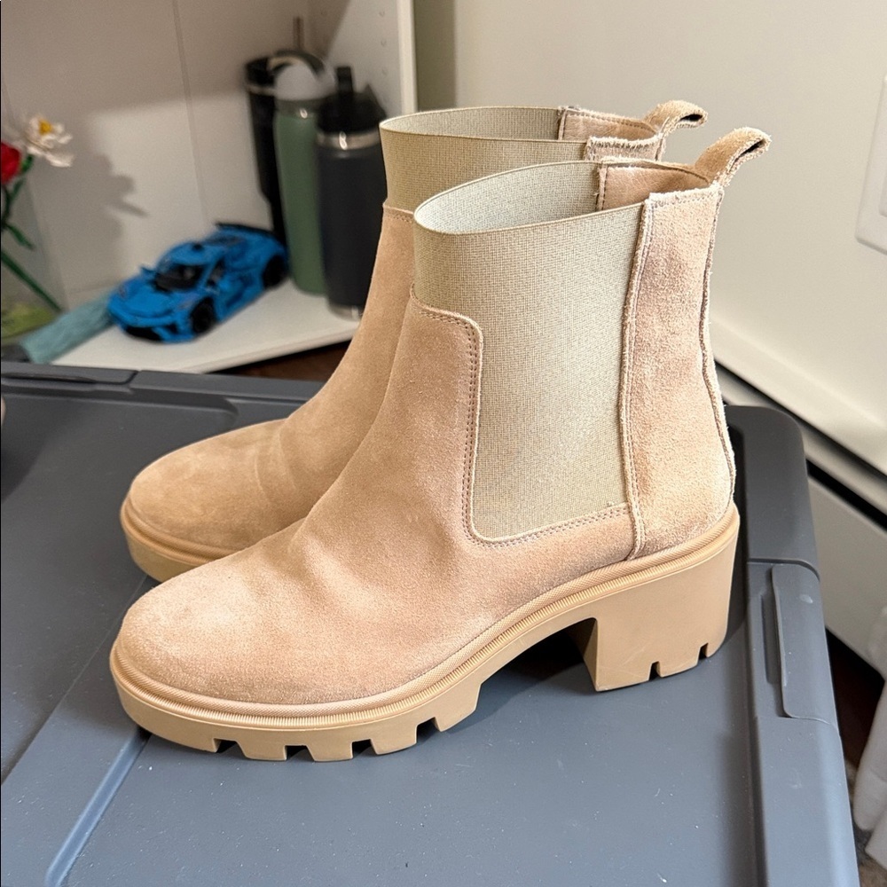 Stylish Tan Ankle Boots with Chunky Sole